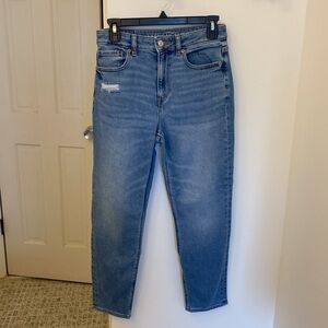 AMERICAN EAGLE Mom Jeans medium wash woman’s size 2 Short